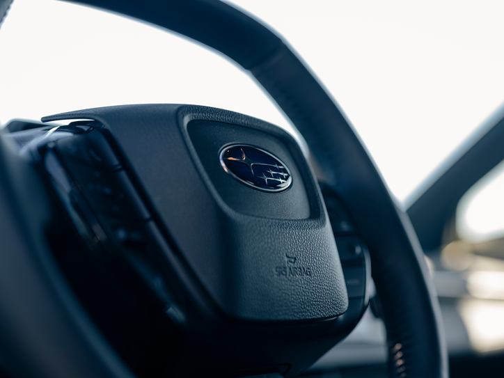 Subaru vairo su Subaru logotipu ir SRS oro pagalve vaizdas iš arti.