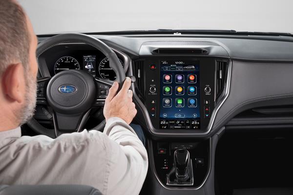 Vairuotojo aplinka Subaru Outback automobilyje su daugiafunkciu vairu ir dideliu jutikliniu ekranu centrinėje konsolėje.