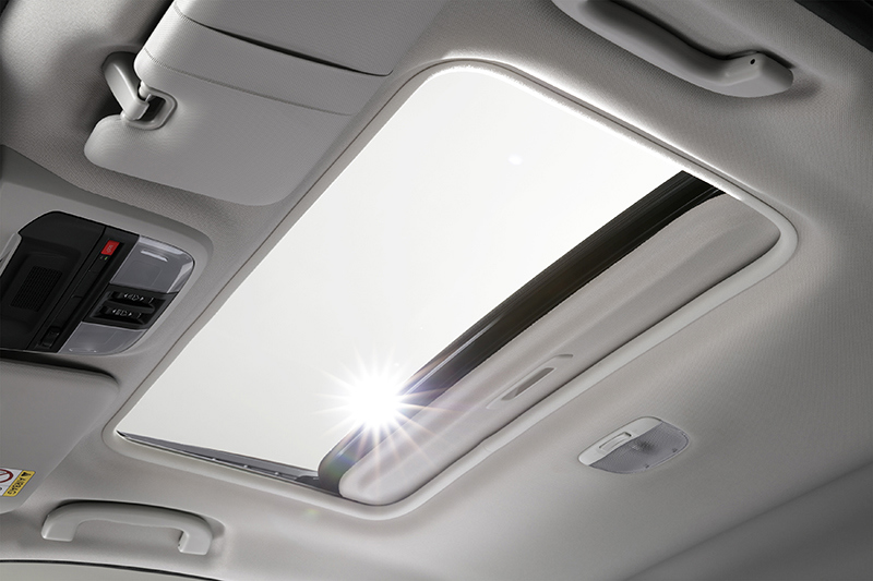 Atidarytas stoglangis Subaru automobilyje įleidžia šviesą ir gryną orą į saloną.